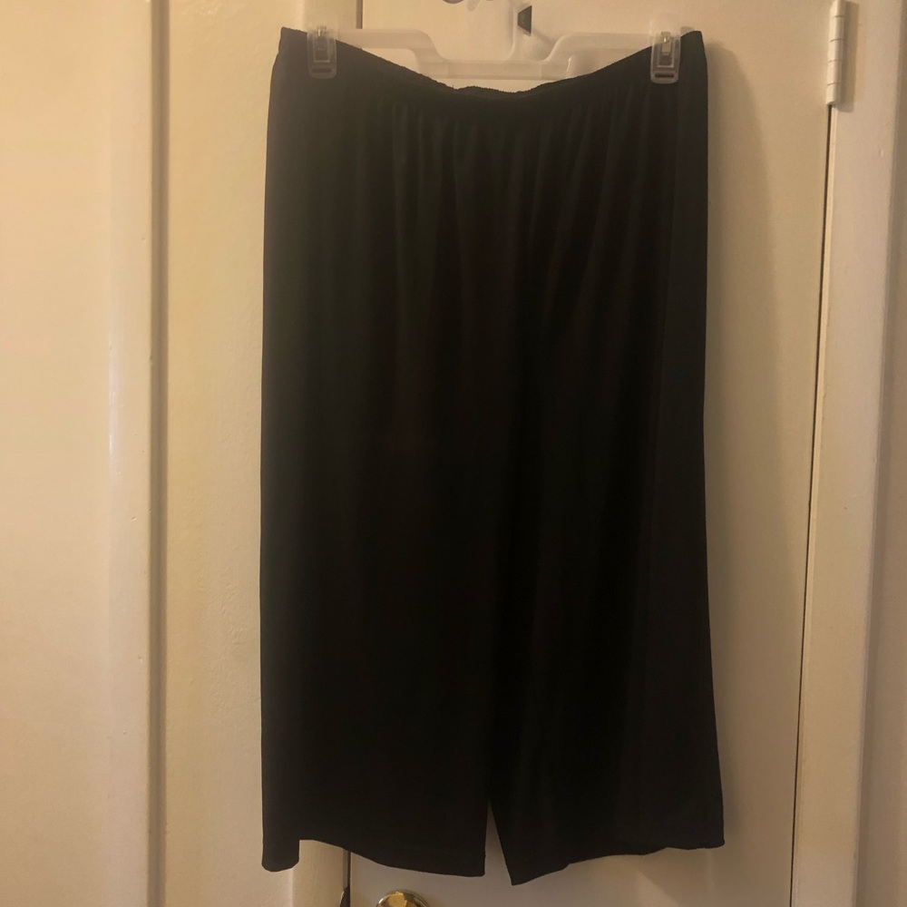 Woman’s black Bon Worth capris size XLP